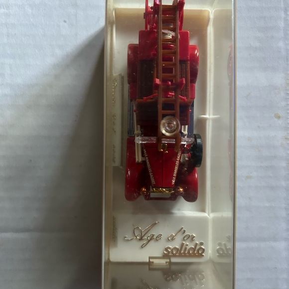 Miniature die cast fire engine in display case - Picture 8 of 9